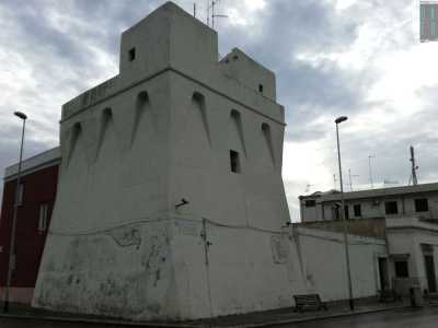 ...su cui si staglia una torre di avvistamento del Cinquecento